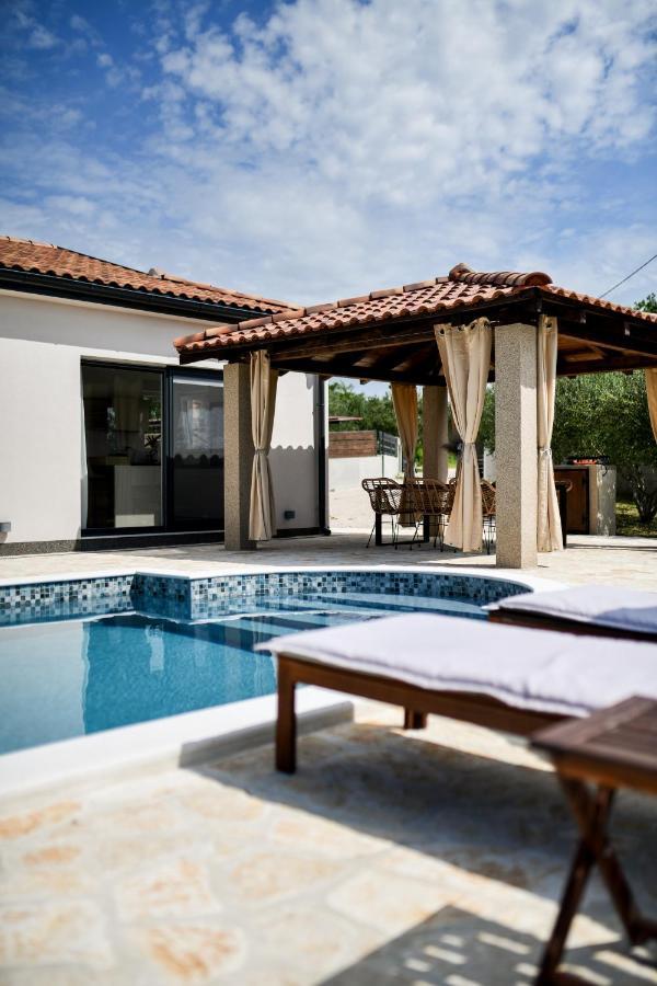 Wonderful Holiday House Bruno With Heated Pool Zadar Bagian luar foto