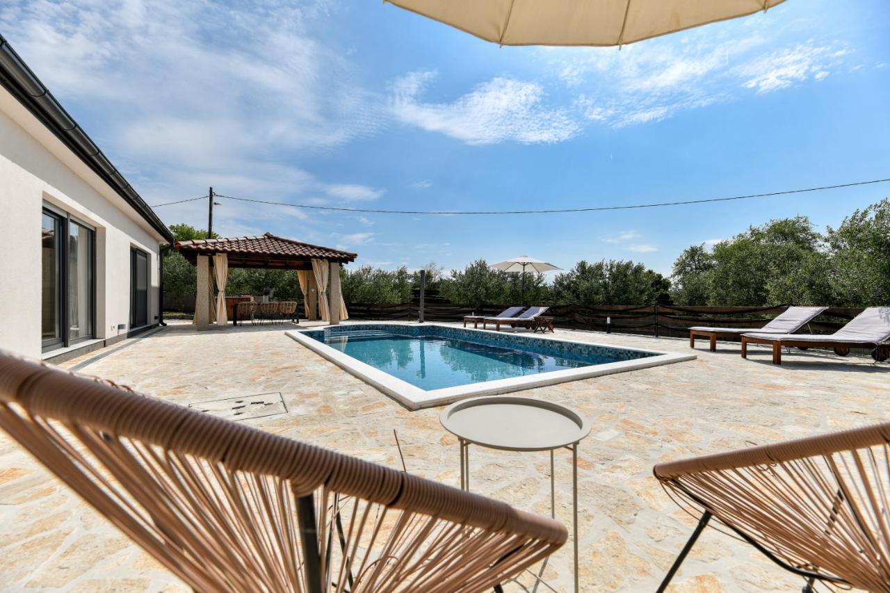Wonderful Holiday House Bruno With Heated Pool Zadar Bagian luar foto