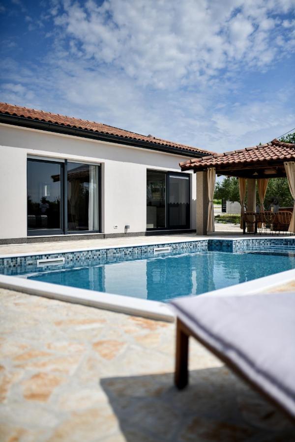 Wonderful Holiday House Bruno With Heated Pool Zadar Bagian luar foto