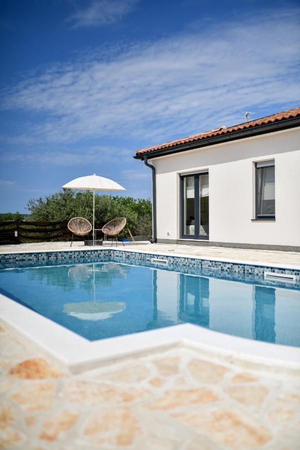 Wonderful Holiday House Bruno With Heated Pool Zadar Bagian luar foto